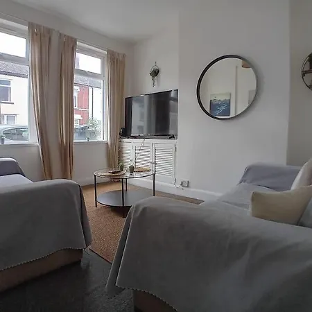 Large Family Home Central Location 3 Double Bedrooms And 1 Single Bedroom Cardiff Exterior foto