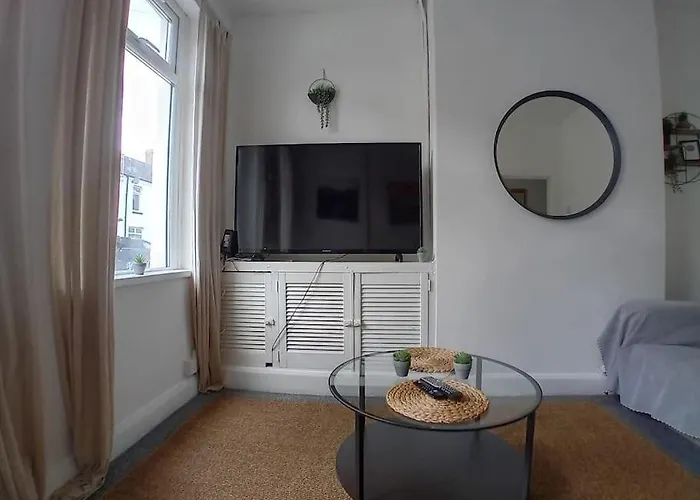 Large Family Home Central Location 3 Double Bedrooms And 1 Single Bedroom