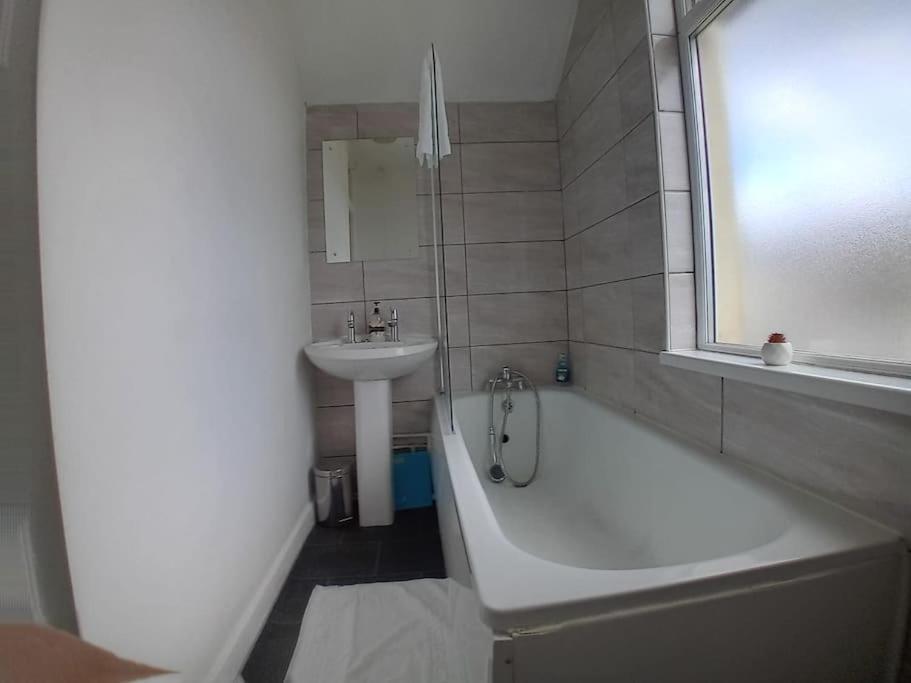 Large Family Location 3 Double Bedrooms And 1 Single Bedroom Cardiff